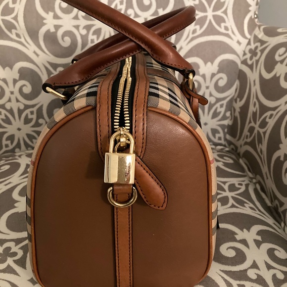 Authentic Burberry purse. Excellent condition. Beautiful bag. - Picture 4 of 16